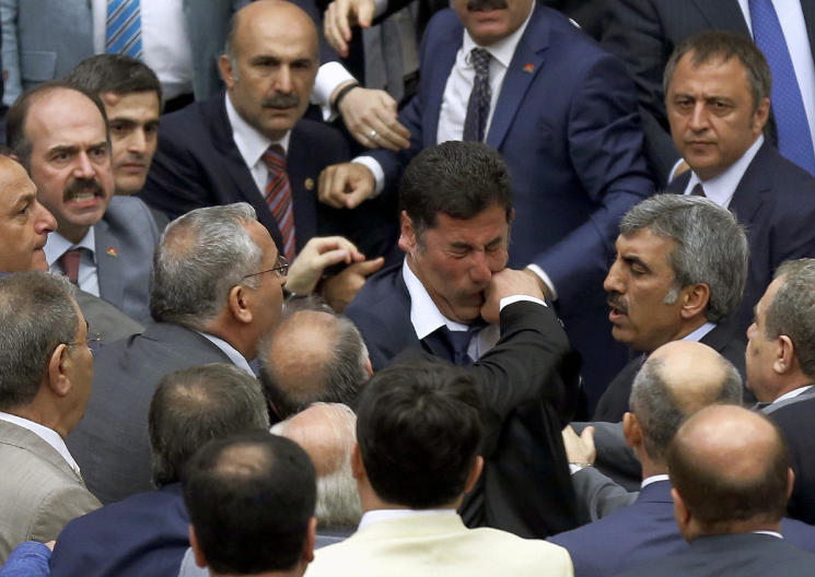 Deputes-turks-bargarrent-au-parlement.jpg